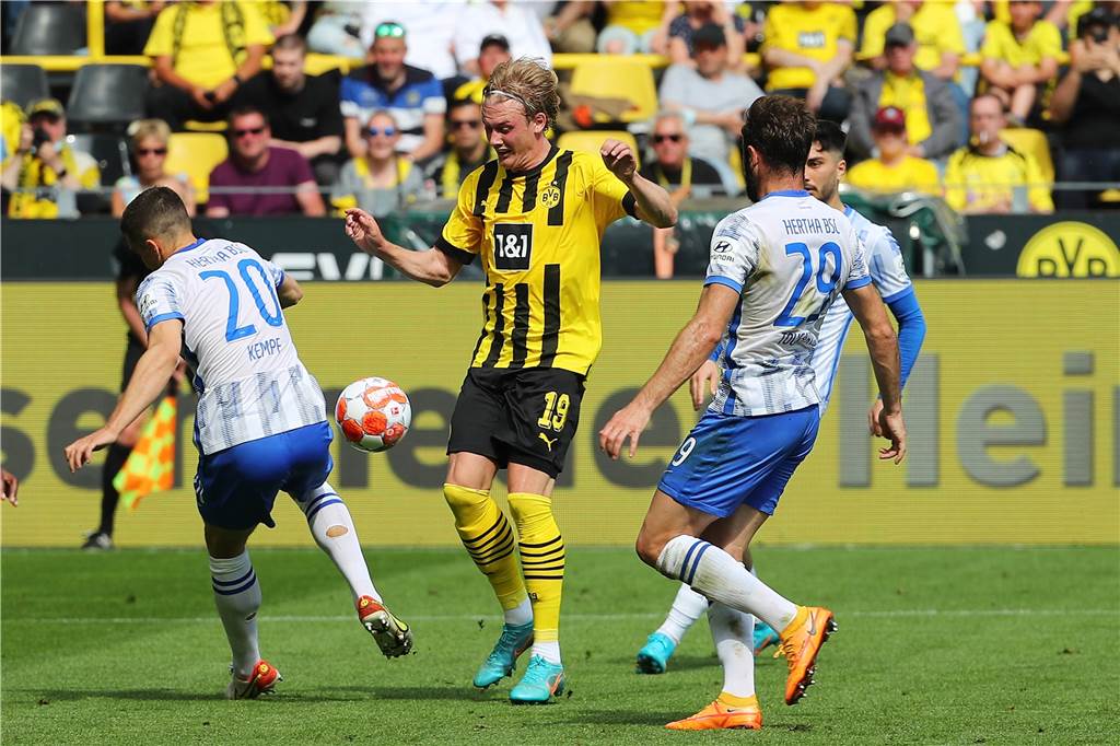 BVB-Spielerzeugnis: Julian Brandt und die ewige Suche nach der Konstanz BVB-Mittelfedlspieler Julian Brandt (M.) gewinnt nur rund 43 Prozent seiner Zweikämpfe.