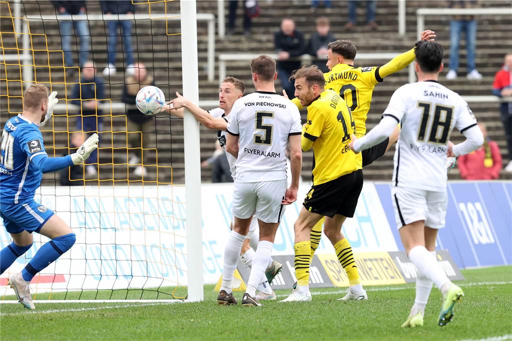 BVB-U23 entzaubert Tabellenführer Elversberg: Njinmah wird zum Matchwinner – und ist doch unzufrieden Falko Michel trifft zum 2:0 gegen Elversberg.