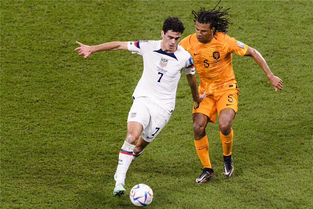 Zahlreiche BVB-Spieler reisen zu ihren Nationalteams: Alle Begegnungen und Termine Giovanni Reyna im Zweikampf.