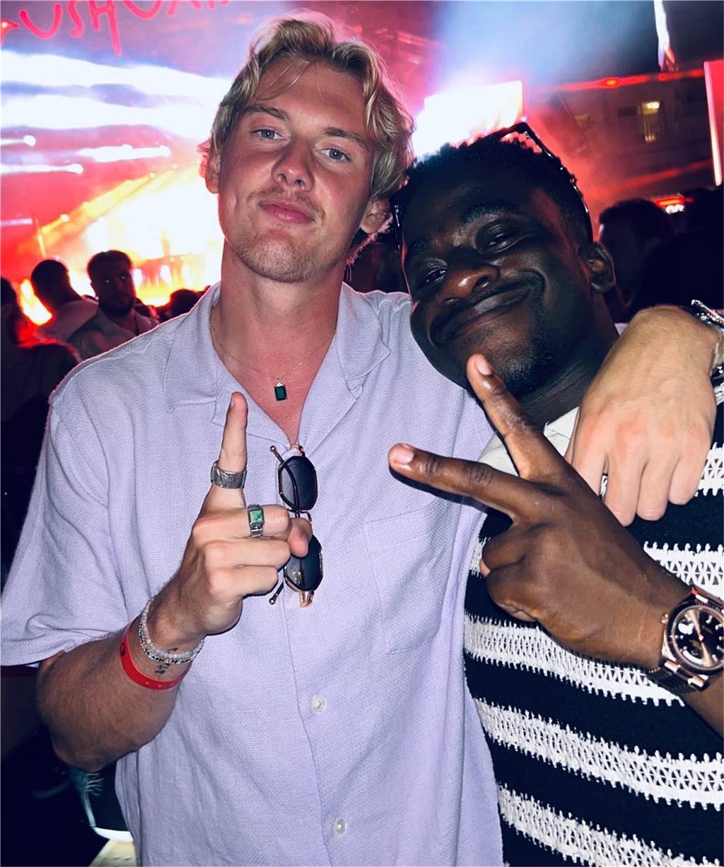 So verbringen die BVB-Spieler ihren Urlaub: Reus in neuem Look – Brandt im Partymodus Julian Brandt posiert für die Kamera.