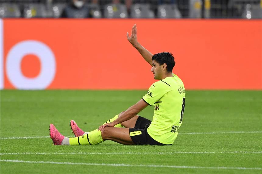 Knie verdreht: Nun bangt der BVB auch um Mahmoud Dahoud BVB-Mittelfeldspieler Mahmoud Dahoud verdrehte sich gegen Sporting das linke Knie.
