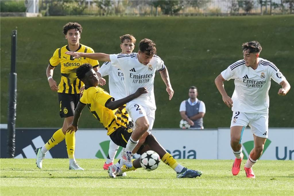 BVB-U19 kann bei Real Madrid großen Schritt machen: Youth League im Live-Ticker Mussa Kaba führt einen Zweikampf um den Ball.