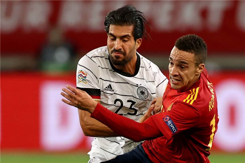 Emre Can verpasst Sieg mit dem DFB – Ex-Dortmunder trifft gegen Akanji BVB-Nationalspieler Emre Can im Zweikampf Rodrigo Moreno (r.) von Spanien.
