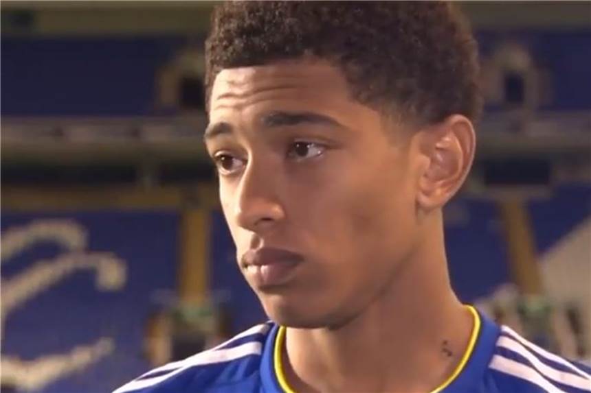 Jude Bellingham wird rassistisch beleidigt und wehrt sich – BVB hilft BVB-Neuzguang Jude Bellingham verabschiedet sich bei Birmingham City.