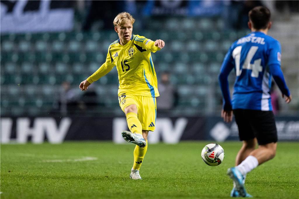 Daniel Svensson spielt einen Pass.