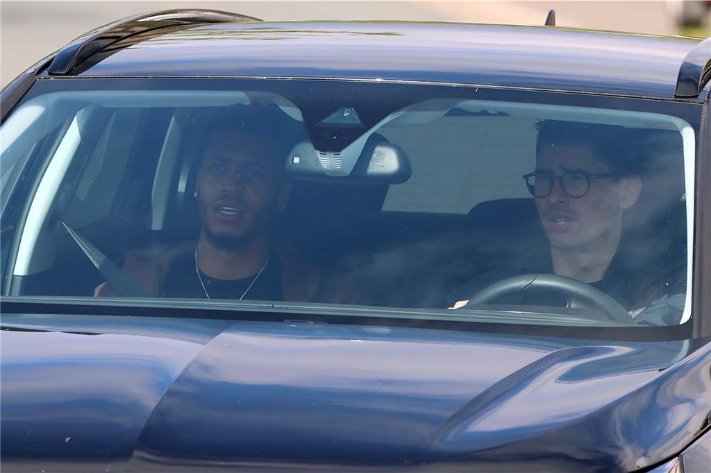 Felix Nmecha sitzt in einem Auto.