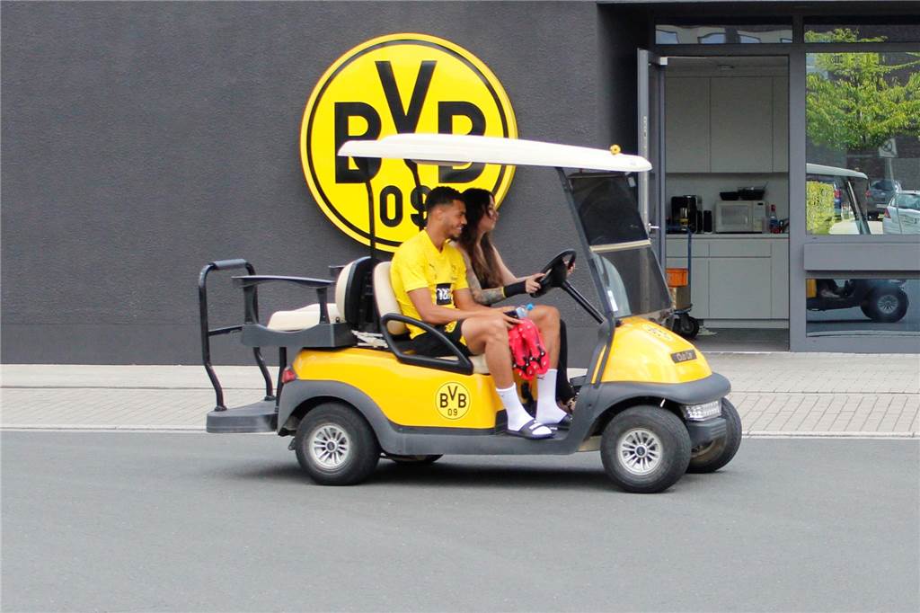 BVB startet in die zweite Vorbereitungswoche: Reus schreibt Autogramme, Moukoko Felix Nmecha wird im Golf Cart zum Trainingsplatz gefahren.
