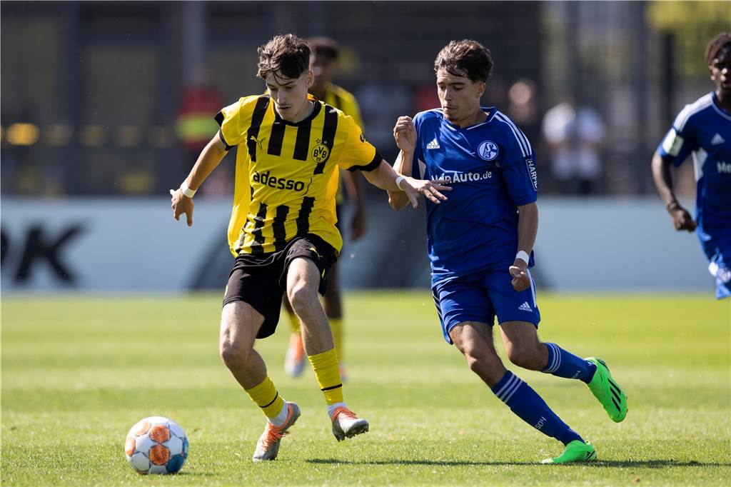 Rijkhoff schießt Schalke ab – BVB-U19 gelingt mit Derbysieg ein perfekter Start BVB-Neuzugang Gabriel Simic (l.) setzt sich im Zweikampf durch.