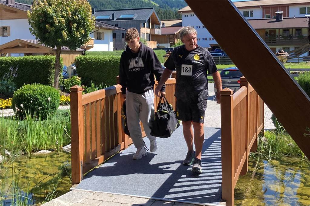 ´ Julian Hettwer und Ingo Preuß gehen über eine Brücke.