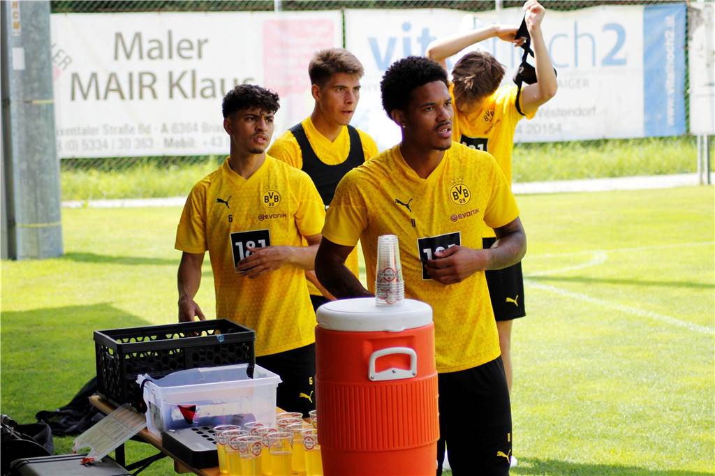 Justin Butler startet bei der BVB-U23 mit klarem Auftrag: „Ein gewisser Druck ist immer da“ Justin Butler steht vor einem Tisch mit Getränkebechern.