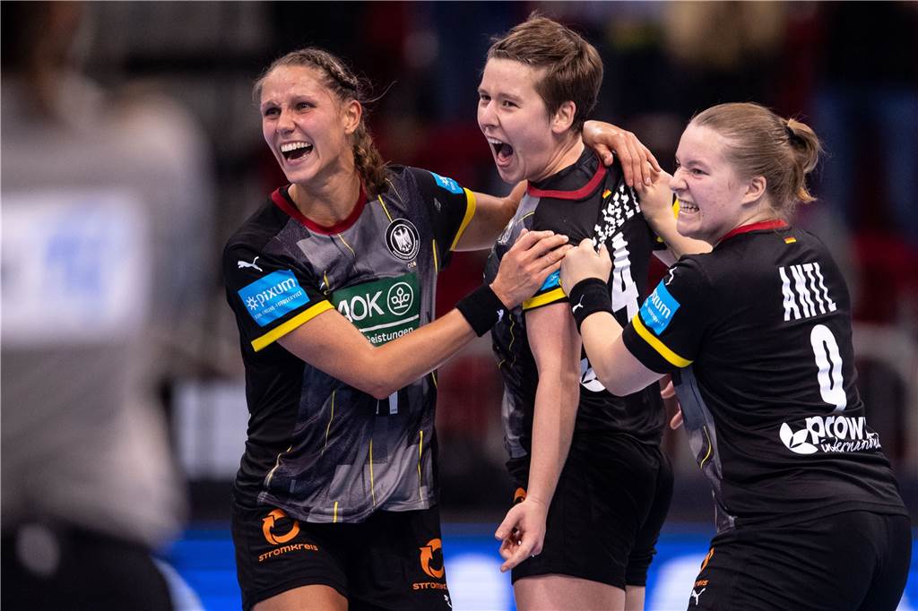 BVB-Neuzugang Lisa Antl jubelt mit Xenia Smits (l.) Alina Grijseels (M.) bei einem Länderspiel.