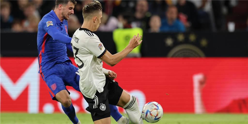 DFB-Team und BVB-Neuzugang Schlotterbeck gefragt: Remis gegen England zeigt Defizite auf Deutschlands Nico Schlotterbeck und Englands Mason Mount (l) kämpfen um den Ball.