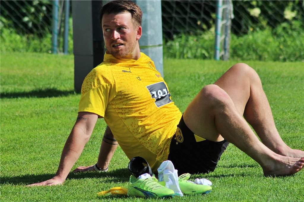 BVB-U23-Schlüsselspieler Patrick Göbel : Viel Verantwortung und eine kuriose Schuh-Marotte Patrick Göbel sitzt auf dem Rasen.