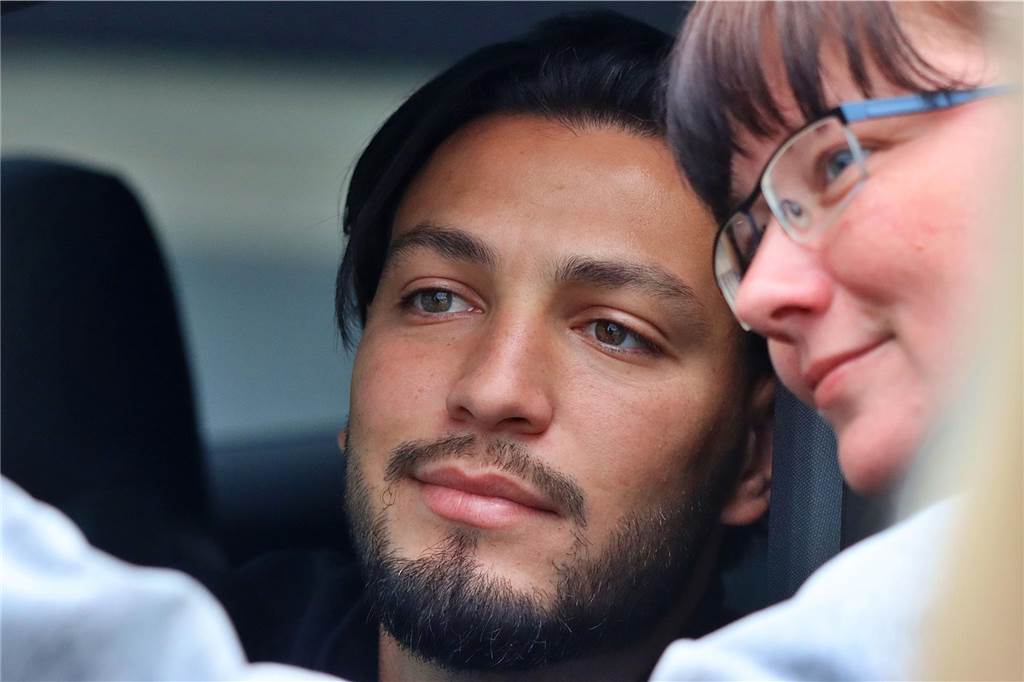 Rechte Seite wird zur BVB-Problemstelle: Meunier-Verletzung stürzt Dortmund ins Dilemma Ramy Bensebaini macht ein Foto mit einem Fan.