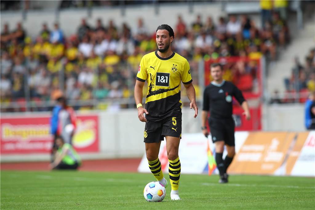 Viele BVB-Defizite beim Nmecha-Debüt gegen Erfurt: Hazard und Wolf sichern späten 2:1-Sieg Ramy Bensebaini führt den Ball.