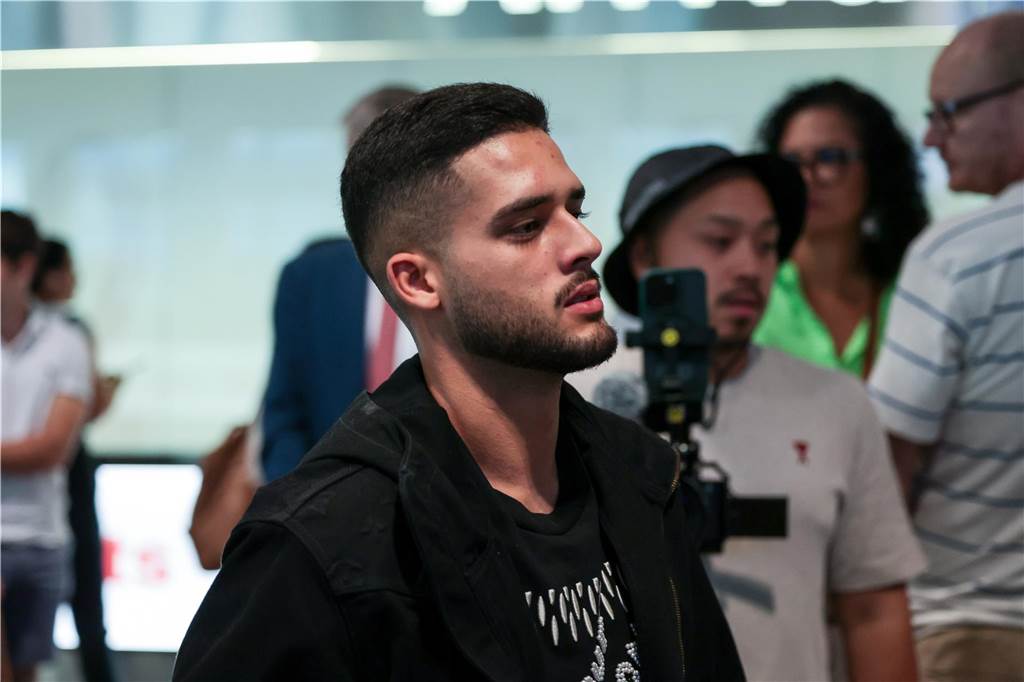 BVB-Neuzugang Yan Couto kommt in Zürich an.
