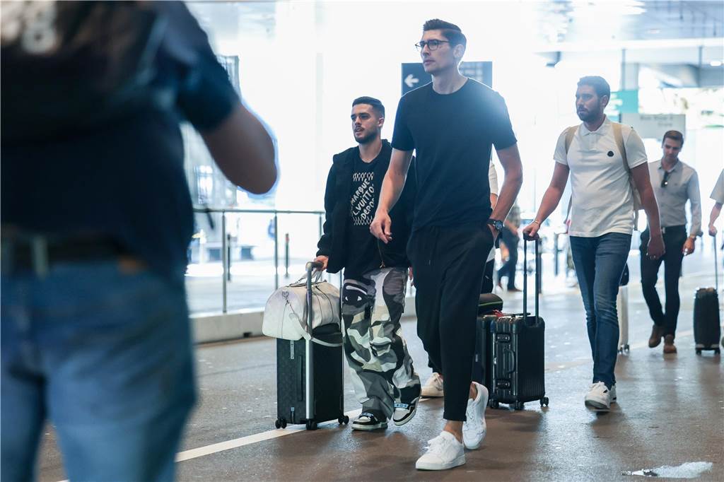 BVB-Neuzugang Yan Couto kommt in Zürich an.