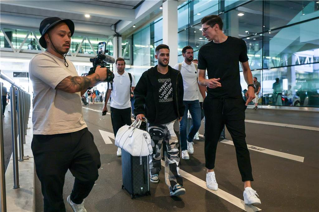 BVB-Neuzugang Yan Couto kommt in Zürich an.