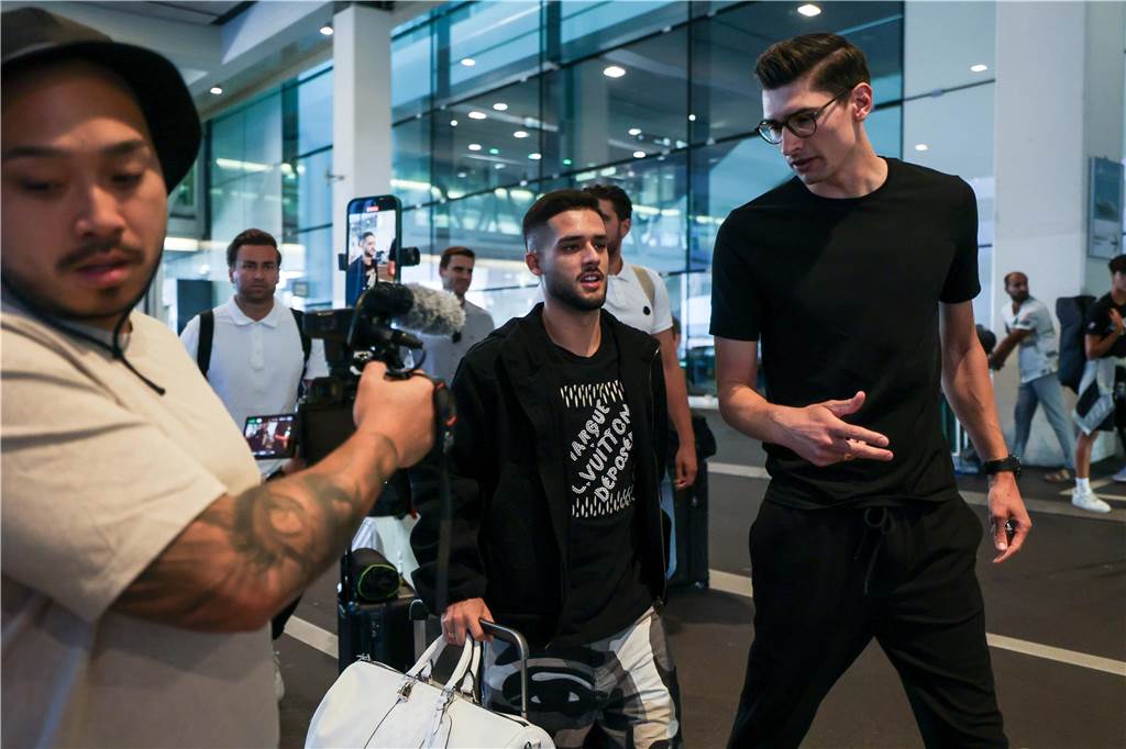 BVB-Neuzugang Yan Couto kommt in Zürich an.
