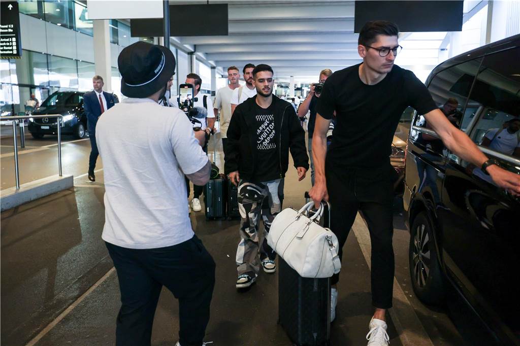 BVB-Neuzugang Yan Couto kommt in Zürich an.