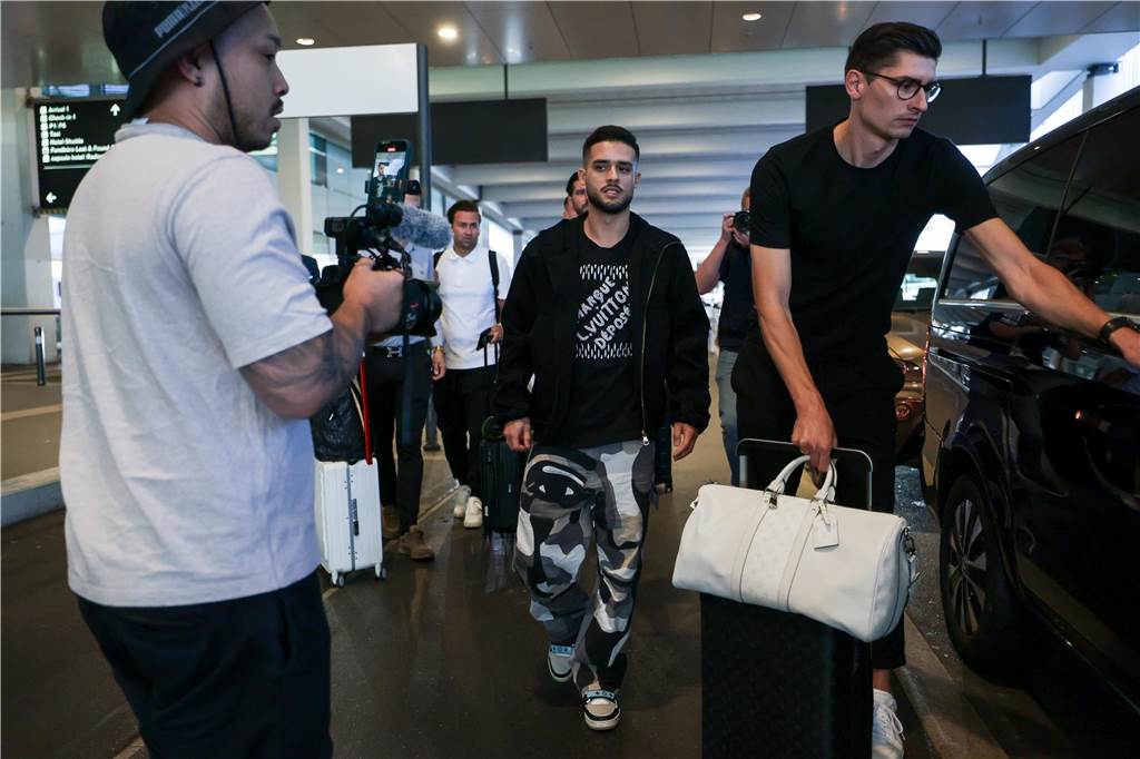 BVB-Neuzugang Yan Couto kommt in Zürich an.