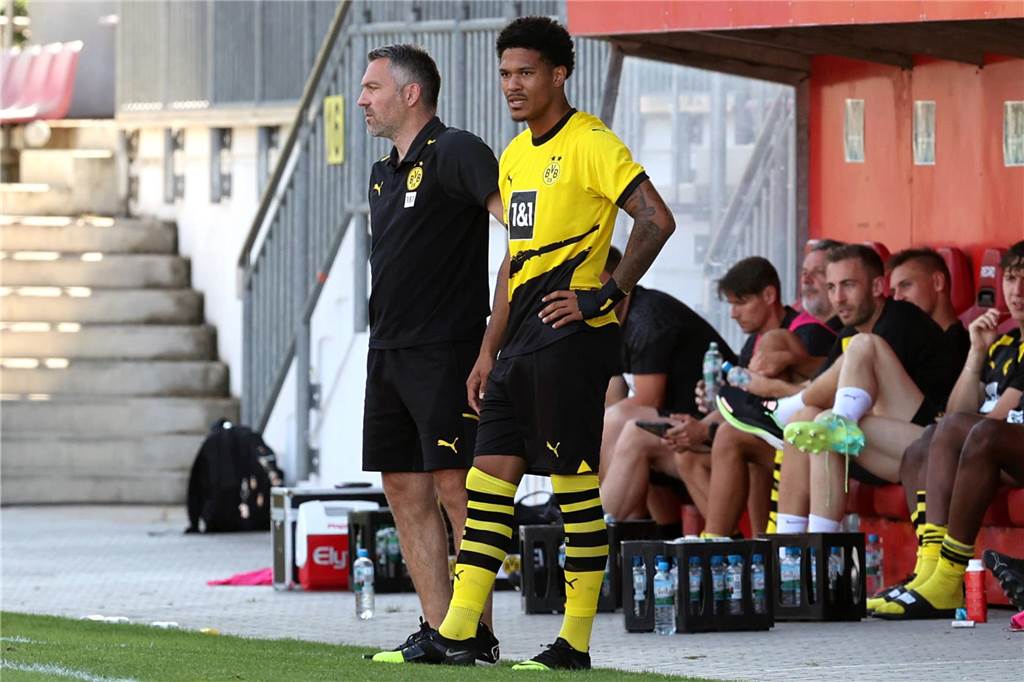BVB-Verletzungsmisere hat auch Folgen für die U23: Nur ein Spieler kehrt vorzeitig zurück Justin Butler steht an der Seitenlinie.
