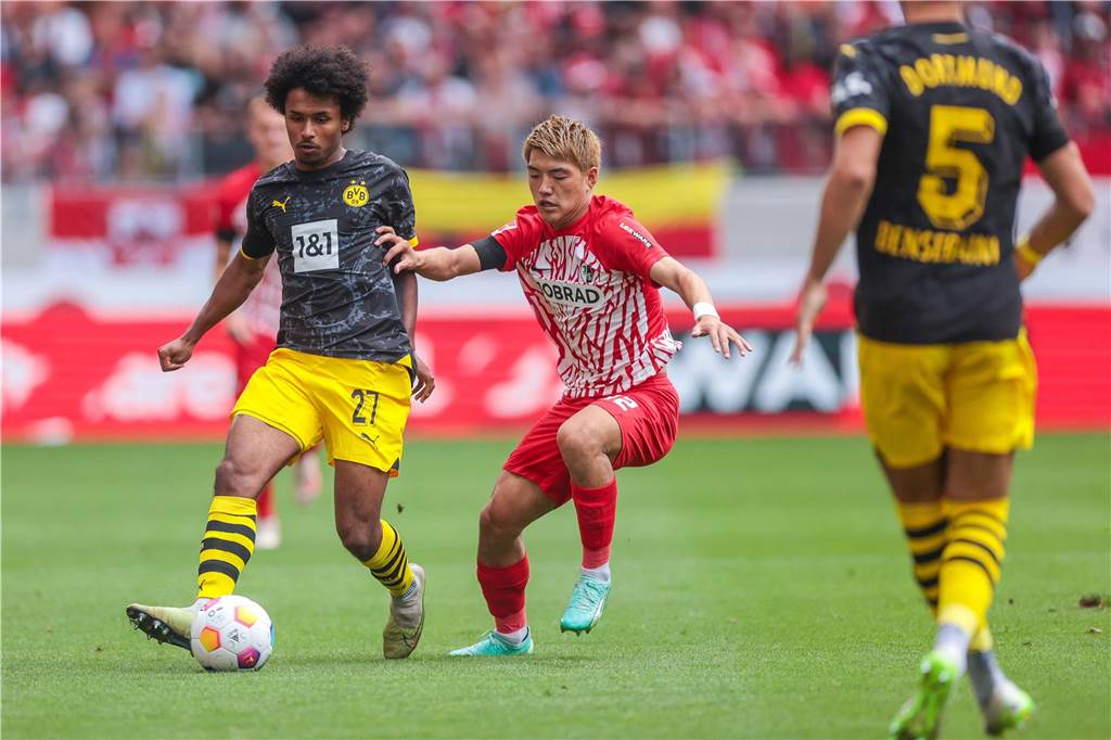 BVB-Einzelkritik zum 4:2 in Freiburg: Hummels rettet Dortmund – Haller und Adeyemi von der Rolle Karim Adeyemi im Zweikampf.