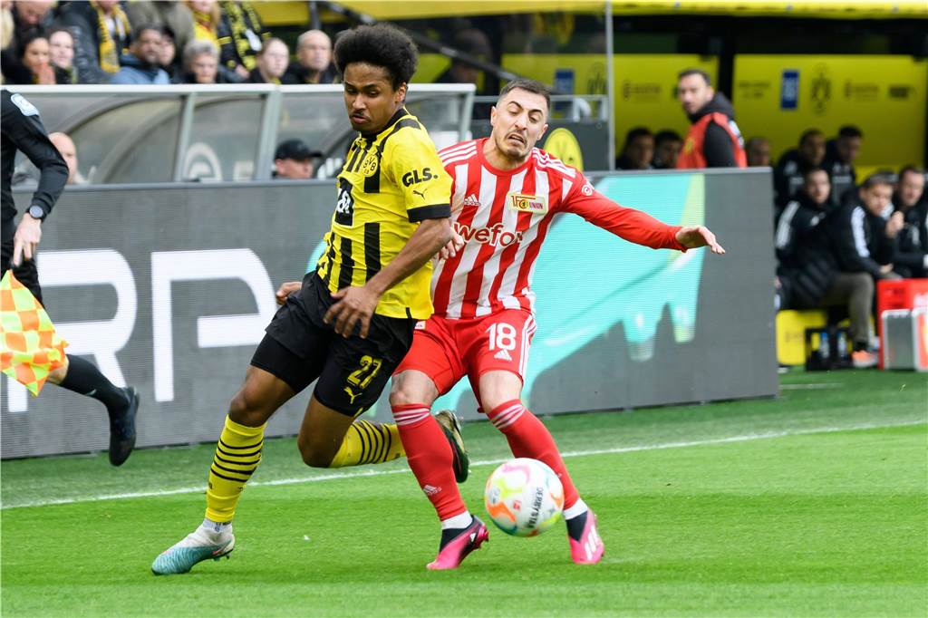 Karim Adeyemi im Zweikampf.