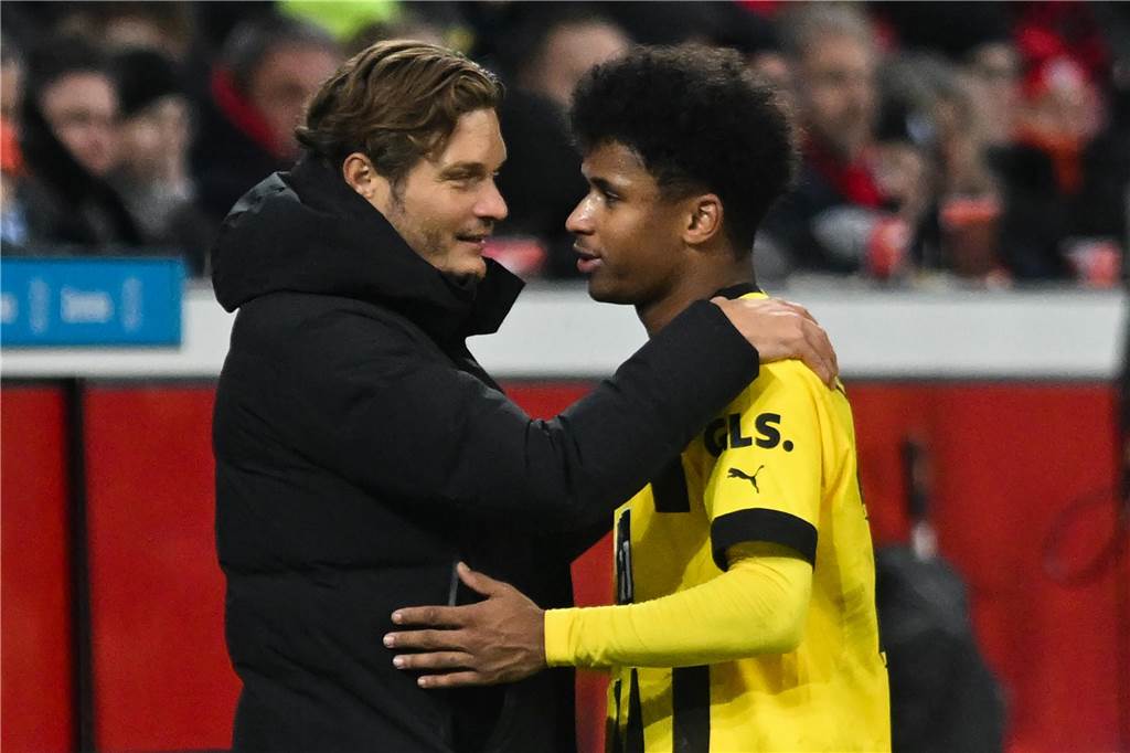 Vor Duell mit Ex-BVB-Trainer Marco Rose: Das läuft unter Edin Terzic in Dortmund besser Edin Terzic im Gespräch mit Karim Adeyemi.