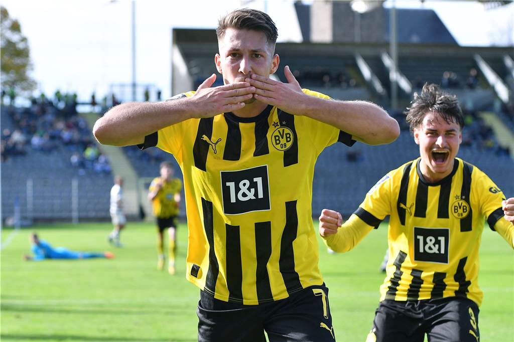 BVB-U23 atmet nach 2:0 gegen Duisburg auf – und springt auf Rang 15 Marco Pasalic bejubelt seinen Treffer gegen Duisburg.