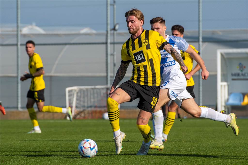 BVB-U23 ist für den Neustart gerüstet: Kantersieg gegen Budapest – Routinier angeschlagen Ole Pohlmann setzt sich im Zweikampf durch.