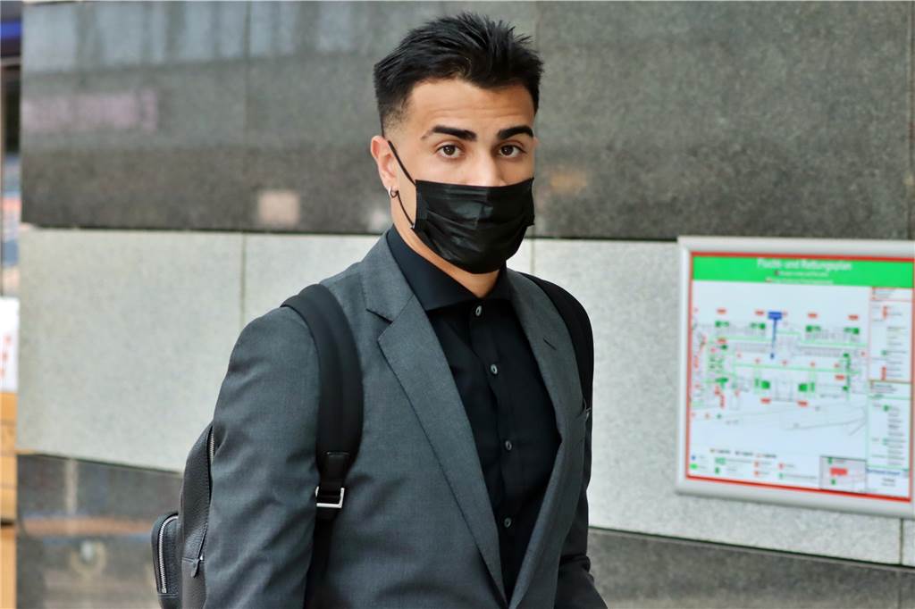 Viel Gepäck, ein Nachzügler, Torhüter fehlt: Der BVB-Kader für Istanbul BVB-Offensivspieler Reinier traf mit Verspätung am Dortmund Airport ein.