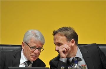 BVB-Präsident Reinhard Rauball (l) und Geschäftsführer Hans-Joachim Watzke entschuldigten sich während eines Treffens am Donnerstag bei den Verantwortlichen von RB Leipzig und versprachen, die Vorkommnisse aufzuklären.