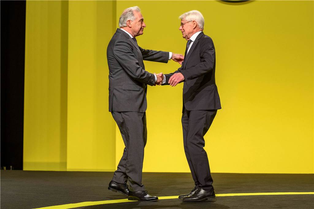 BVB-Präsident Dr. Reinhard Rauball nimmt seinen Hut: Bodenständig, humorvoll und souverän Dr. Reinhold Lunow dankt Dr. Reinhard Rauball.