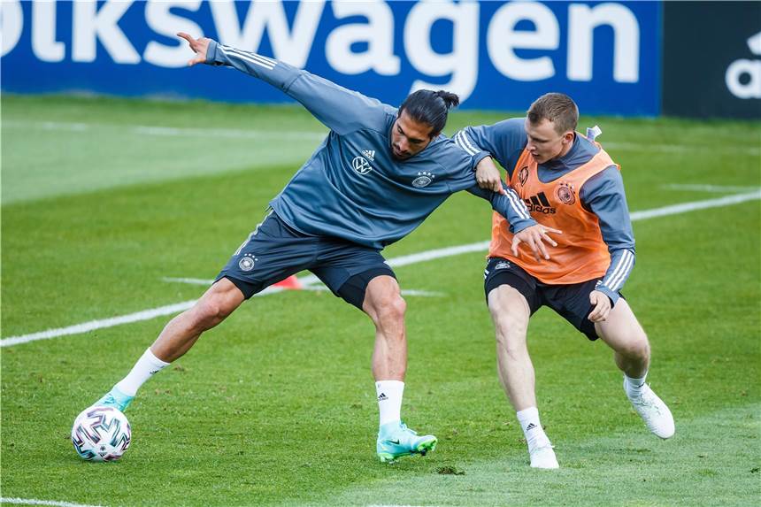 BVB-Profi Can will um Stammplatz im DFB-Team kämpfen – eine Stärke könnte helfen BVB-Profi Emre Can im Zweikampf mit Lukas Klostermann bei einer Trainingseinheit des DFB-Teams in Seefeld.