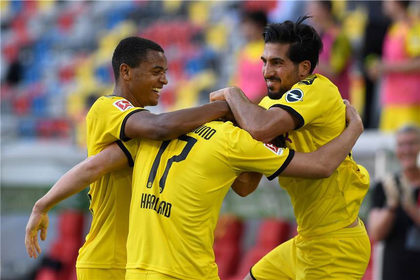 BVB-Profi Emre Can verrät, was er von Cristiano Ronaldo gelernt hat BVB-Profi Emre Can (r.) jubelt mit seinen Mitspielern.