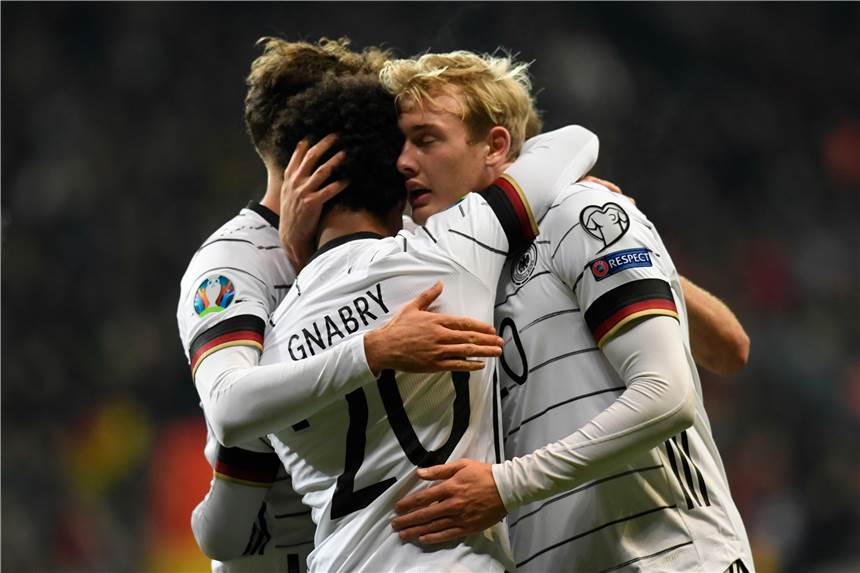 BVB-Profis im Einsatz: Nations League live im Free-TV BVB-Profi Julian Brandt (r.) jubelt mit Serge Gnabry. (Archiv)