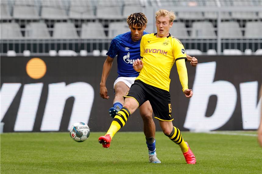 BVB gegen Schalke: Borussia Dortmund ist der doppelte Derbysieger BVB-Profi Julian Brandt und Schalkes Jean-Clair Todibo kämpfen um den Ball im Revierderby.