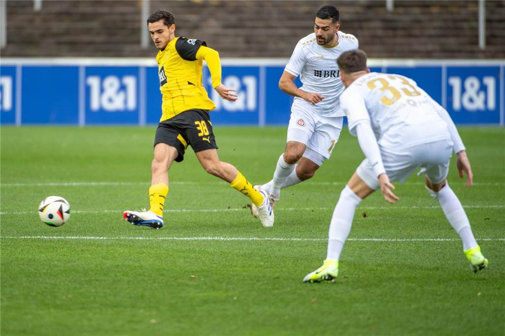 BVB-Youngster Kjell Wätjen muss sich in Geduld üben: „Bin völlig fein damit“ Kjell Wätjen spielt den Ball.