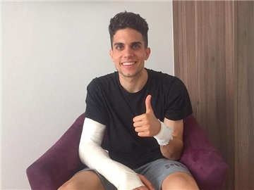 BVB-Profi Marc Bartra kurz nach der OP. Nach Berichten der "Bild" konnte der Abwehrmann das Krankenhaus am Samstag verlassen.