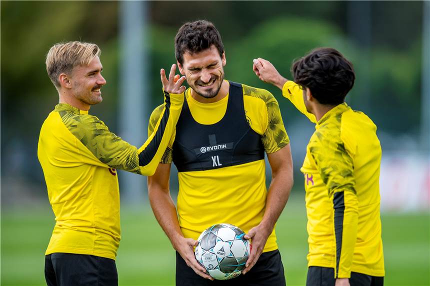 BVB-Profi Marcel Schmelzer verrät seine Traumelf – ein Name überrascht BVB-Profi Marcel Schmelzer (l.), hier mit Mats Hummels und Mo Dahoud (r.), hat seine Traumelf verraten.