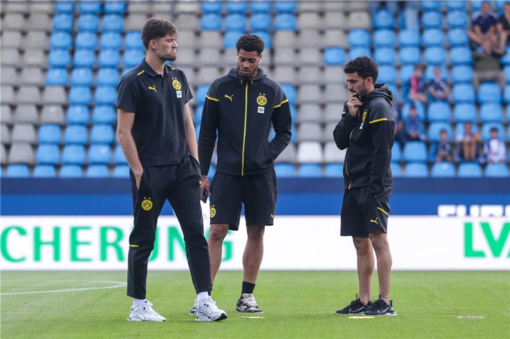 BVB-Profi Mateu Morey steht auf dem Rasen im Bochumer Stadion.