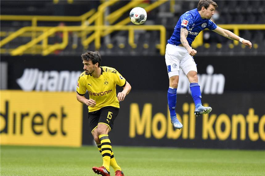Geisterspiele ein Nachteil? BVB-Profi Mats Hummels ist anderer Meinung BVB-Profi Mats Hummels im Zweikampf mit Schalkes Benito Raman.