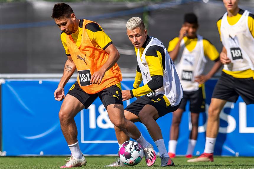 Verletzter BVB-Profi trainiert wieder: Die Lage entspannt sich BVB-Profi Raphael Guerreiro (l.) trainiert wieder, Thorgan Hazard fehlt noch. (Archiv)