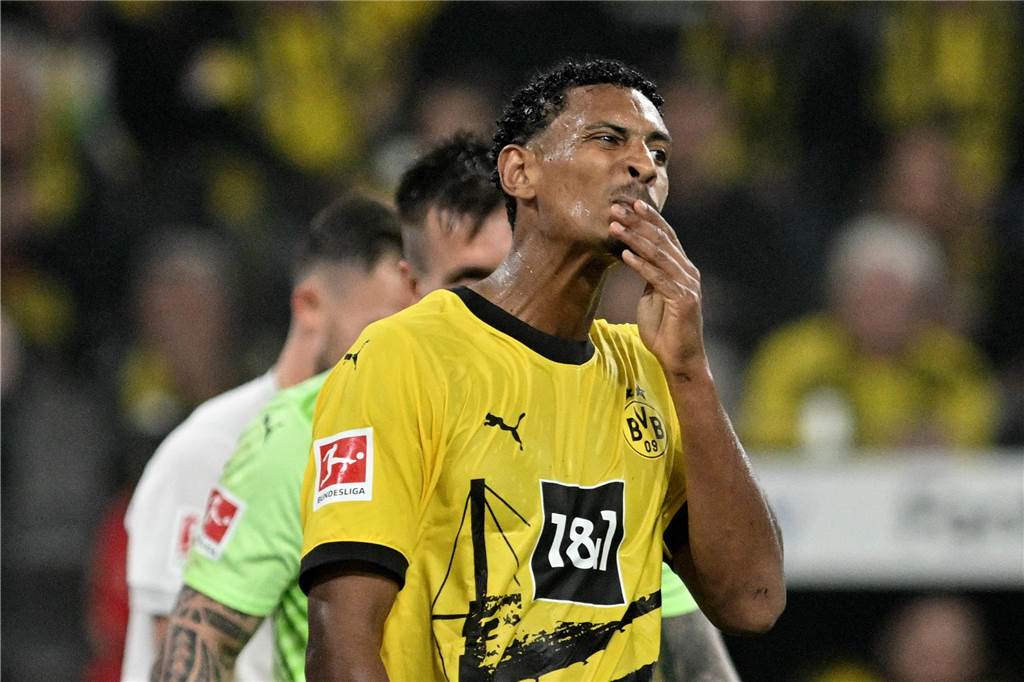 Viele Nullen in der BVB-Offensive - große Lücke hinter Malen und Füllkrug: Die Analyse BVB-Stürmer Sebastien Haller schaut unzufrieden.