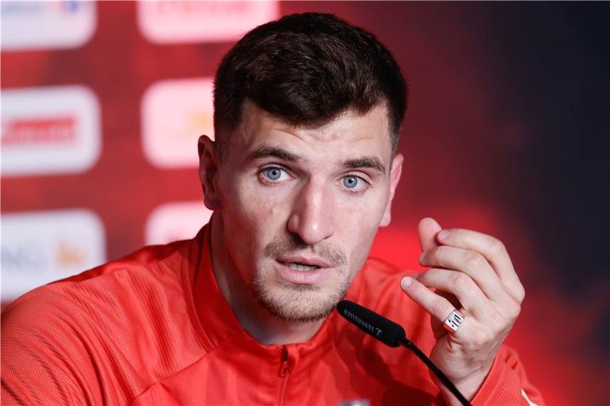 Meunier gibt erschreckende Einblicke: BVB-Profi rät Fußballern von einem Outing ab BVB-Profi und Belgien-Nationalspieler Thomas Meunier bei einer Pressekonferenz.