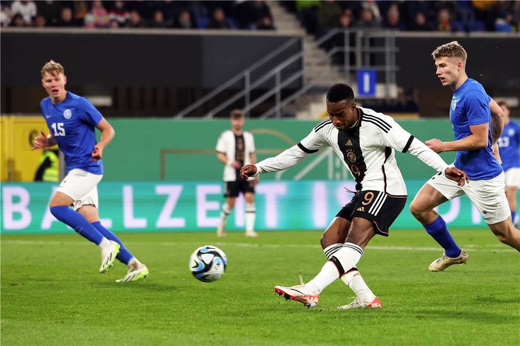 BVB-Stürmer Moukoko trifft für U21: Purer Chancenwucher beim 3:1 gegen Estland Youssoufa Moukoko schießt den Ball.