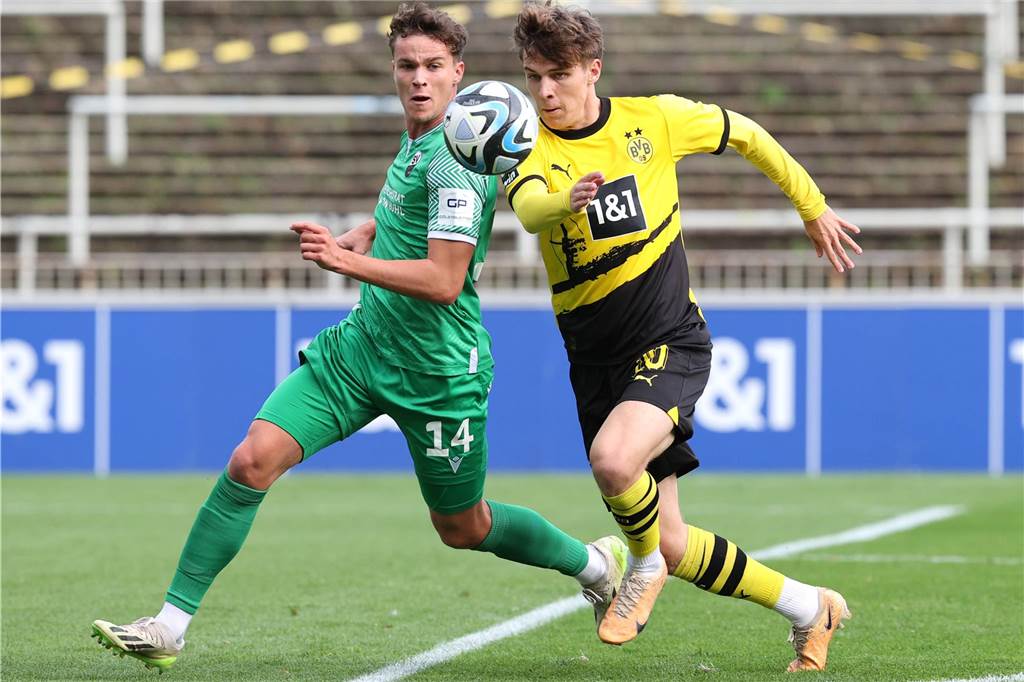 BVB-U23-Trainer Jan Zimmermann kündigt an:: „Wir ändern Strukturen für die Talent-Entwicklung“ Julian Hettwer führt einen Zweikampf.
