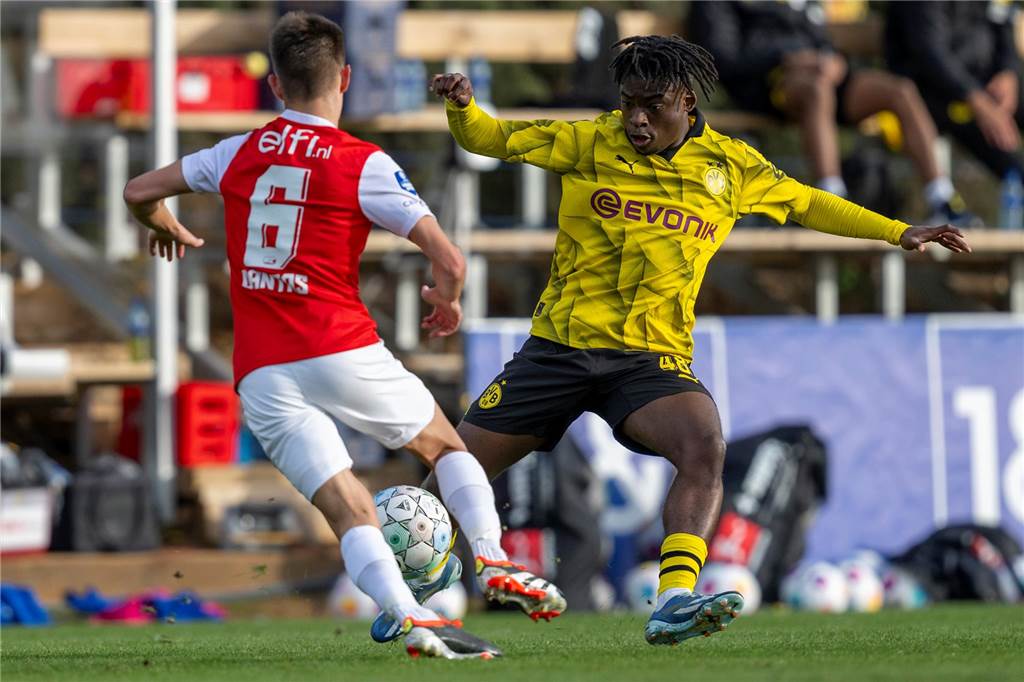 BVB-Flügelstürmer hängt zwischen Profis und U23: Samuel Bamba macht Werbung in eigener Sache Samuel Bamba führt einen Zweikampf.