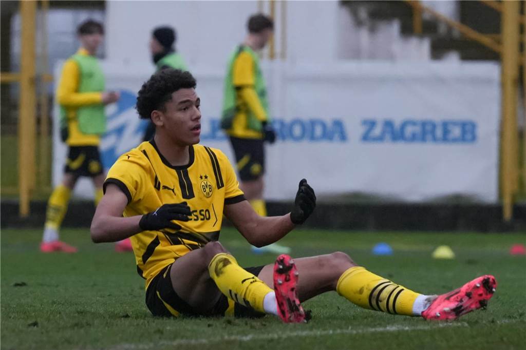 Ohne Tullberg und zwei Leistungsträger: Vorbereitung für BVB-U19 unter schwierigen Vorzeichen Thierry Tazemeta sitzt auf dem Boden.